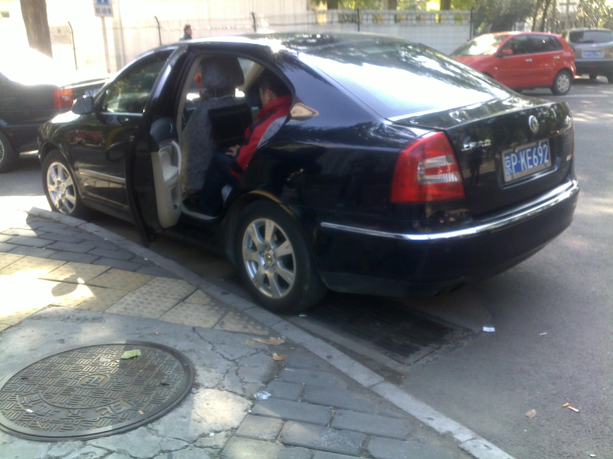 西班牙使館門口的辦公車.jpg