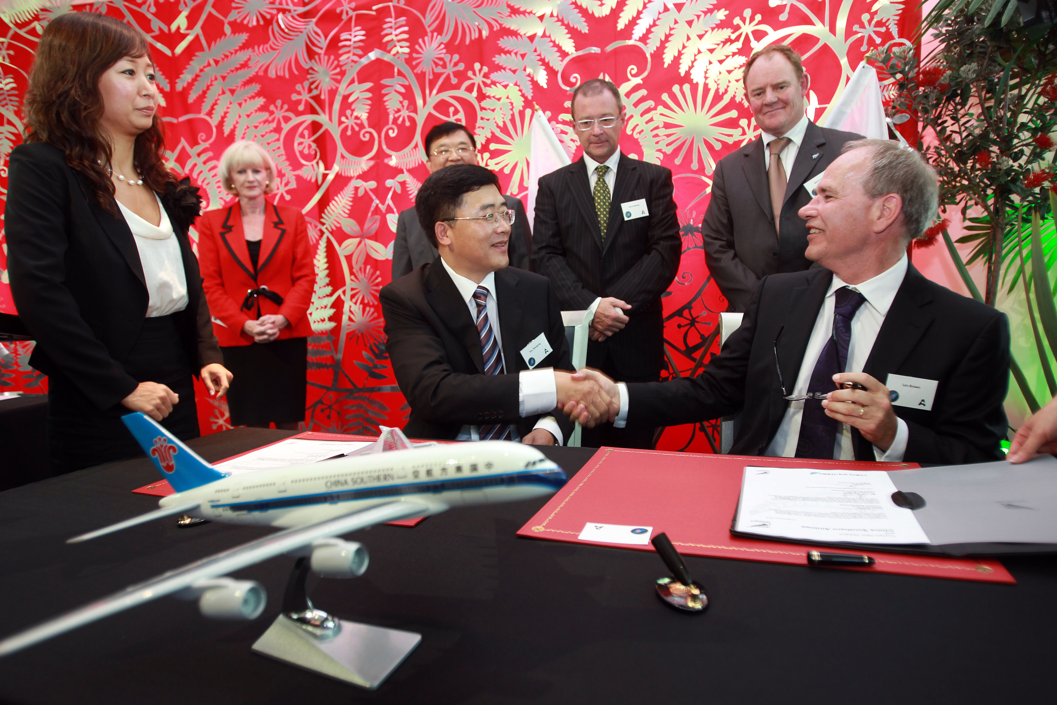 中國南方航空公司總裁譚萬庚與新西蘭奧克蘭市市長萊恩_布朗（Len_Brown）簽署開通航線合作協議.JPG